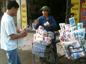 Xe rao báo trên đường phố Hà Nội. (Ảnh: Cẩm Thơ/ Vietnam+)