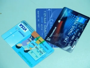 Nhiều người vẫn ngại mở thẻ thanh toán quốc tế khi ra nước ngoài. Ảnh minh họa. (Ảnh: Mai Anh/Vietnam+).