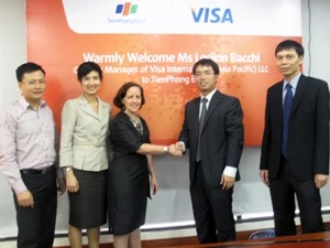 Bà Lorijon Bacchi – Giám đốc quốc gia của Visa International (Asia Pacific) LLC chúc mừng TienPhong Bank trở thành thành viên. (Nguồn: TienPhong Bank).