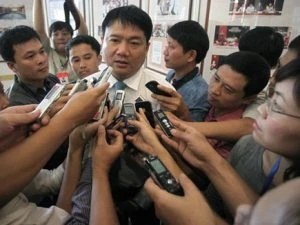 Các phóng viên phỏng vấn Bộ trưởng Đinh La Thăng - đại biểu tỉnh Thanh Hóa. 