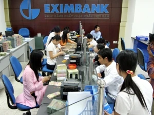 Khách hàng giao dịch tại Ngân hàng Eximbank Chi nhánh Hải Phòng. (Nguồn: Internet).