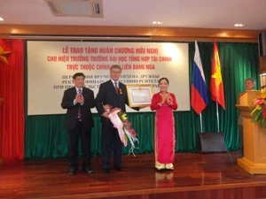 Bà Trần Thị Hà, Thứ trưởng Bộ nội Vụ trao Huân chương cho ông Eskindarov. (Ảnh: M.T/Vietnam+).