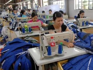 Sản xuất áo Jacket xuất khẩu tại Công ty cổ phần Trường Tiến-Nam Định. (Ảnh: Danh Lam/TTXVN).