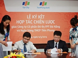 Lãnh đạo ngân hàng và FPT City ký thỏa thuận. (Nguồn: TienPhong Bank).