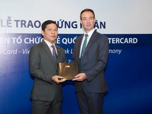 Lãnh đạo MasterCard trao giấy chứng nhận cho lãnh đạo Viet Capital Bank. (Nguồn: Viet Capital Bank).