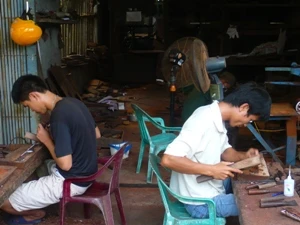 Đóng đồ nghề mộc tại một gia đình ở Nam Định. (Ảnh: Thúy Hà/Vietnam+).