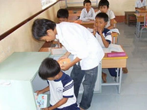 Học sinh trường Tiểu học Vĩnh Trinh 3, huyện Vĩnh Thạnh, Cần Thơ đang tìm đọc sách từ tủ sách của Dự án PEDC. (Ảnh: baocantho)