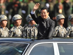 Chủ tịch Trung Quốc Hồ Cẩm Đào trên ôtô duyệt các đơn vị quân đội sẽ diễu binh tại lễ kỷ niệm. (Ảnh: THX/TTXVN)