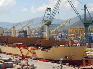 Hoàn thiện tàu 56.000 tấn tại nhà máy đóng tàu Hyundai-Vinashin. (Ảnh: Hồng Kỳ/TTXVN)
