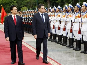 Thủ tướng Nguyễn Tấn Dũng và Thủ tướng Francois Fillon duyệt đội quân danh dự. (Ảnh: Đức Tám/TTXVN)