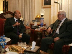Tổng thống Abbas (phải) gặp Giám đốc Cơ quan Tình báo Ai Cập Omar Suleiman. (Ảnh: Getty Images)