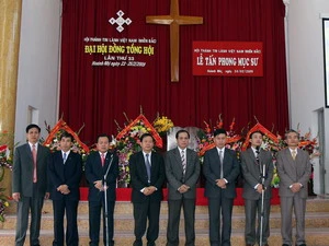 Lễ tấn phong Mục sư cho 9 vị tại Đại hội Tổng Hội Thánh Tin Lành Việt Nam (miền Bắc). (Ảnh: Nguyễn Dân/TTXVN)