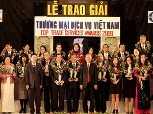 Phó Thủ tướng Trương Vĩnh Trọng trao Cúp cho doanh nhân xuất sắc, doanh nghiệp xuất sắc. (Ảnh: Phạm Hậu/TTXVN)