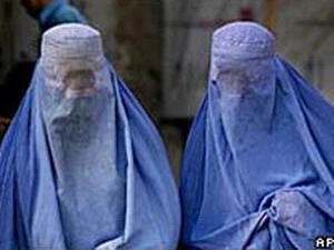 Phụ nữ Hồi giáo mang trang phục burqa. (Ảnh: AP)