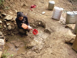 Người dân bản Mù Sang Cao đợi lấy nước rỉ ra từ lòng núi về sinh hoạt. (Ảnh: Nguyễn Công Hải/TTXVN)