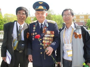 Phóng viên chụp ảnh cùng cựu chiến binh Nga. (Ảnh: Cường Dũng-Hồng Quân/Vietnam+)