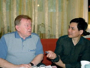 Phóng viên TTXVN Trần Quang Vinh phỏng vấn ông Sergey Aphonin. (Ảnh: Internet)