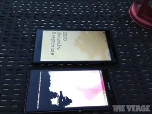 Lumia 1520 có kích thước lớn hơn so với Sony Xperia. (Nguồn: theverge.com)