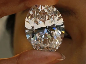 Viên kim cương trắng nặng 118,28 carat được trưng bày tại phòng đấu giá của Sotheby tại Hong Kong. (Ảnh: AP)