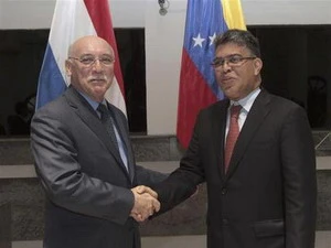 Ngoại trưởng Paraguay, Eladio Loizaga (bên trái), cùng với Ngoại trưởng Venezuela, Elias Jaua. (Ảnh: IP Paraguay)