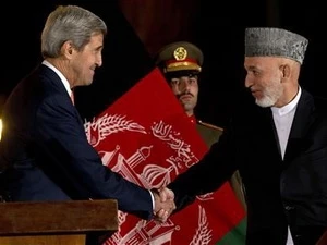 Ngoại trưởng Mỹ John Kerry có cuộc gặp với Tổng thống Afghanistan Hamid Karzai trong chuyến thăm ngày 11/10/2013. (Nguồn: Reuters)