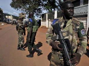 Các binh lính thuộc lực lượng đa quốc gia châu Phi (FOMAC) đứng gác trước cửa một ngôi nhà tại thủ đô Bangui. (Ảnh: AFP)