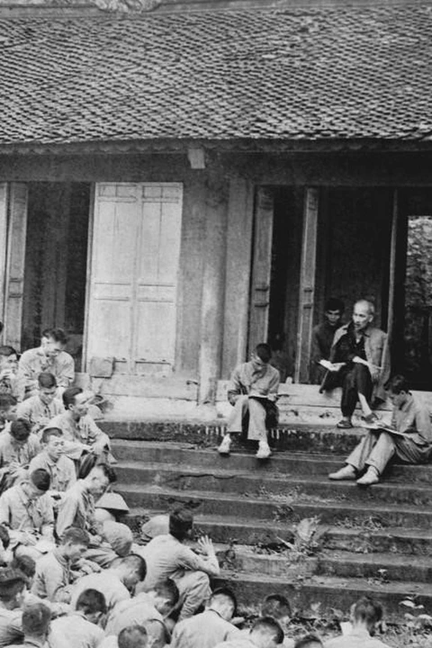 Ngày 19/9/1954, tại Đền Giếng, một di tích trong quần thể di tích lịch sử văn hóa Đền Hùng, Bác Hồ đã có buổi nói chuyện với cán bộ, chiến sỹ Đại đoàn 308 (Đại đoàn quân Tiên phong) trên đường về tiếp quản Thủ đô. Bác căn dặn: “Ngày xưa, các vua Hùng đã có công dựng nước, ngày nay Bác cháu ta phải cùng nhau giữ lấy nước”. (Ảnh: Đinh Đăng Định/TTXVN)