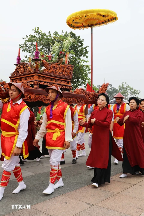Các cụ cao niên xã Chu Hóa, thành phố Việt Trì, tỉnh Phú Thọ thực hiện nghi thức tế truyền thống. (Ảnh: Trung Kiên/TTXVN)
