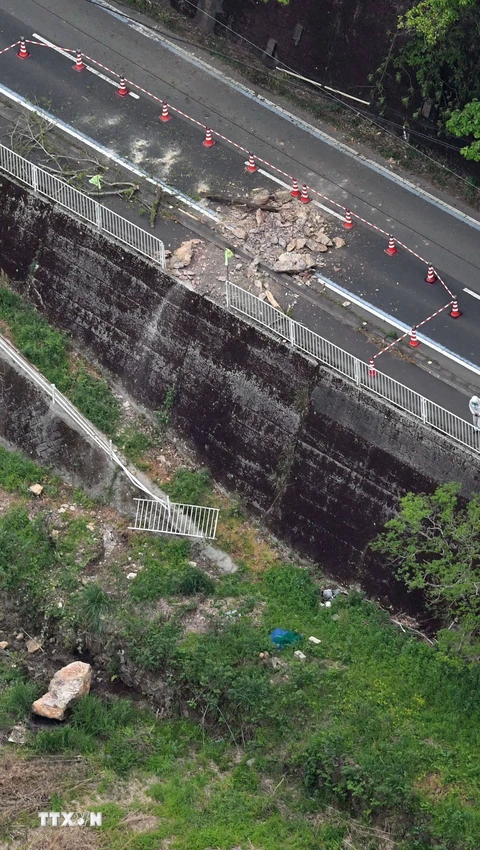 Đất đá rơi trên đường sau động đất tại Ozu, tỉnh Ehime, miền Tây Nhật Bản. (Ảnh: Kyodo/TTXVN)