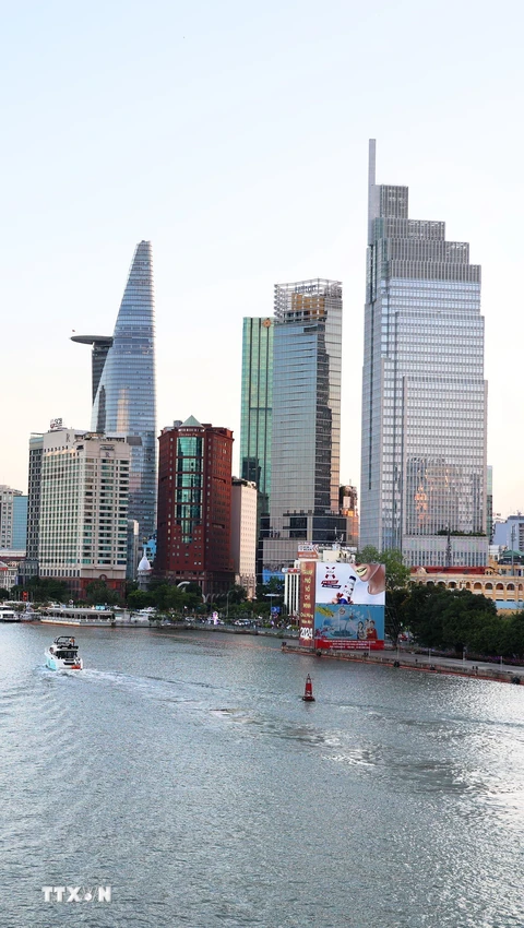 Đô thị Thành phố Hồ Chí Minh hiện đại, nằm hiền hòa bên sông Sài Gòn. (Ảnh: Hồng Đạt/TTXVN)