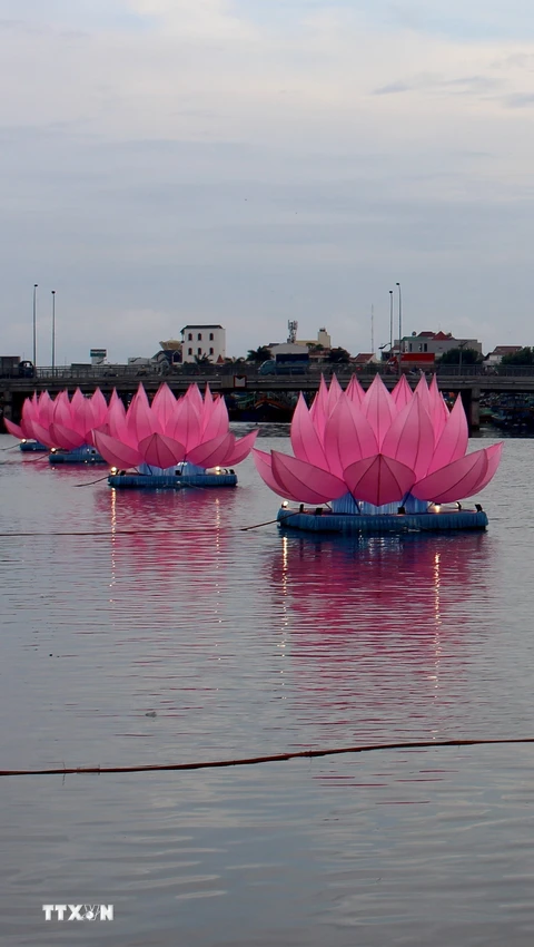 Ban Trị sự Giáo hội Phật giáo Việt Nam tỉnh Bình Thuận tổ chức Lễ thắp sáng 7 đoá hoa sen trên sông Cà Ty ở thành phố Phan Thiết. (Ảnh: Hồng Hiếu/TTXVN)