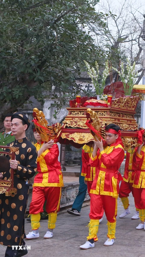 Nghi lễ rước kiệu Ngọc Lộ - Mở đầu cho Lễ hội Khai ấn Đền Trần 