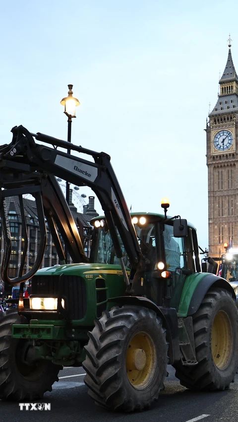 Hơn 100 máy kéo "bao vây" tòa nhà Quốc hội Anh