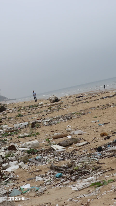 Hà Tĩnh: Bãi biển Thiên Cầm ngổn ngang rác trước mùa du lịch