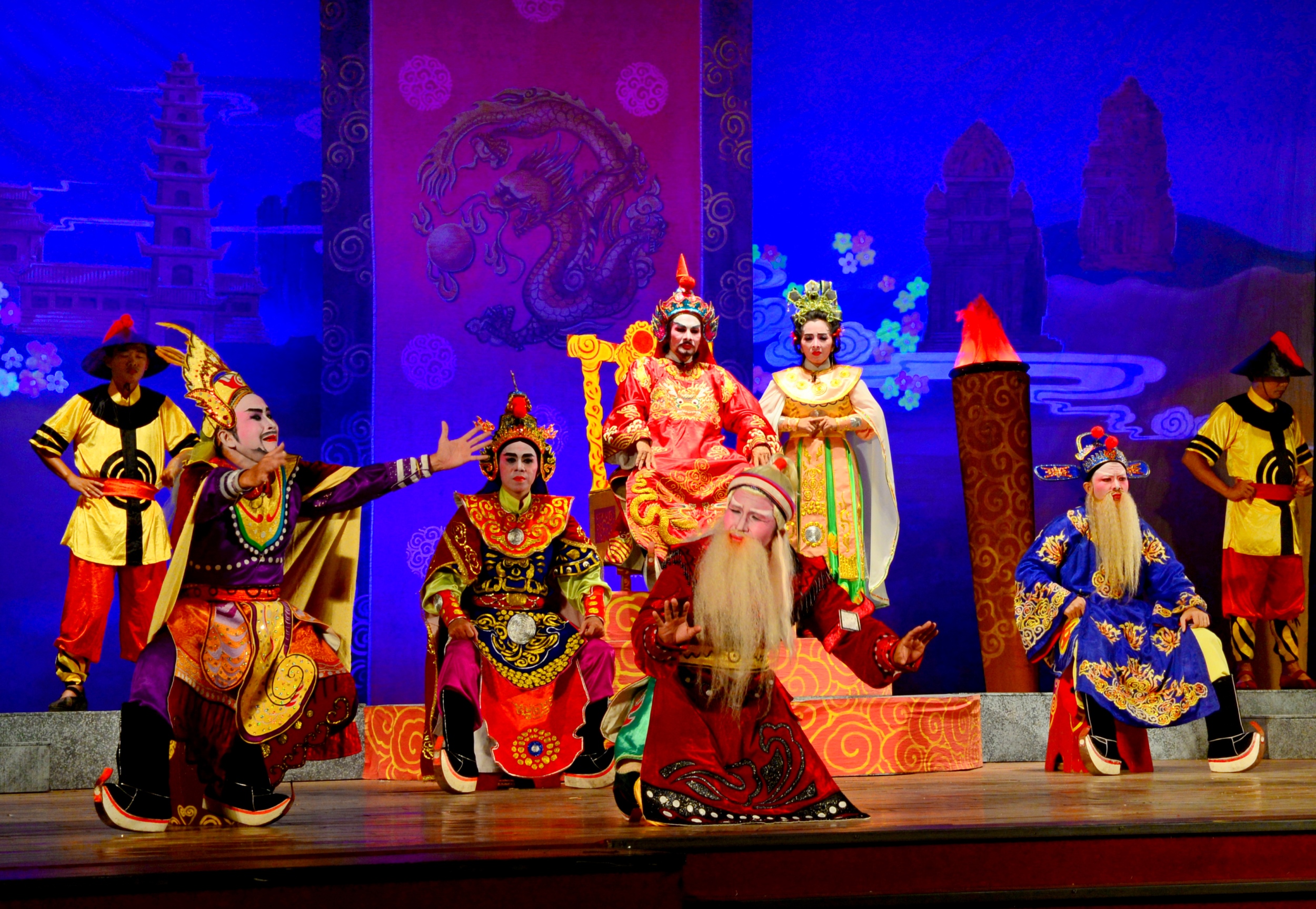 Sân khấu truyền thống (Traditional Stage) - Nguyễn Vĩnh Phan.jpg