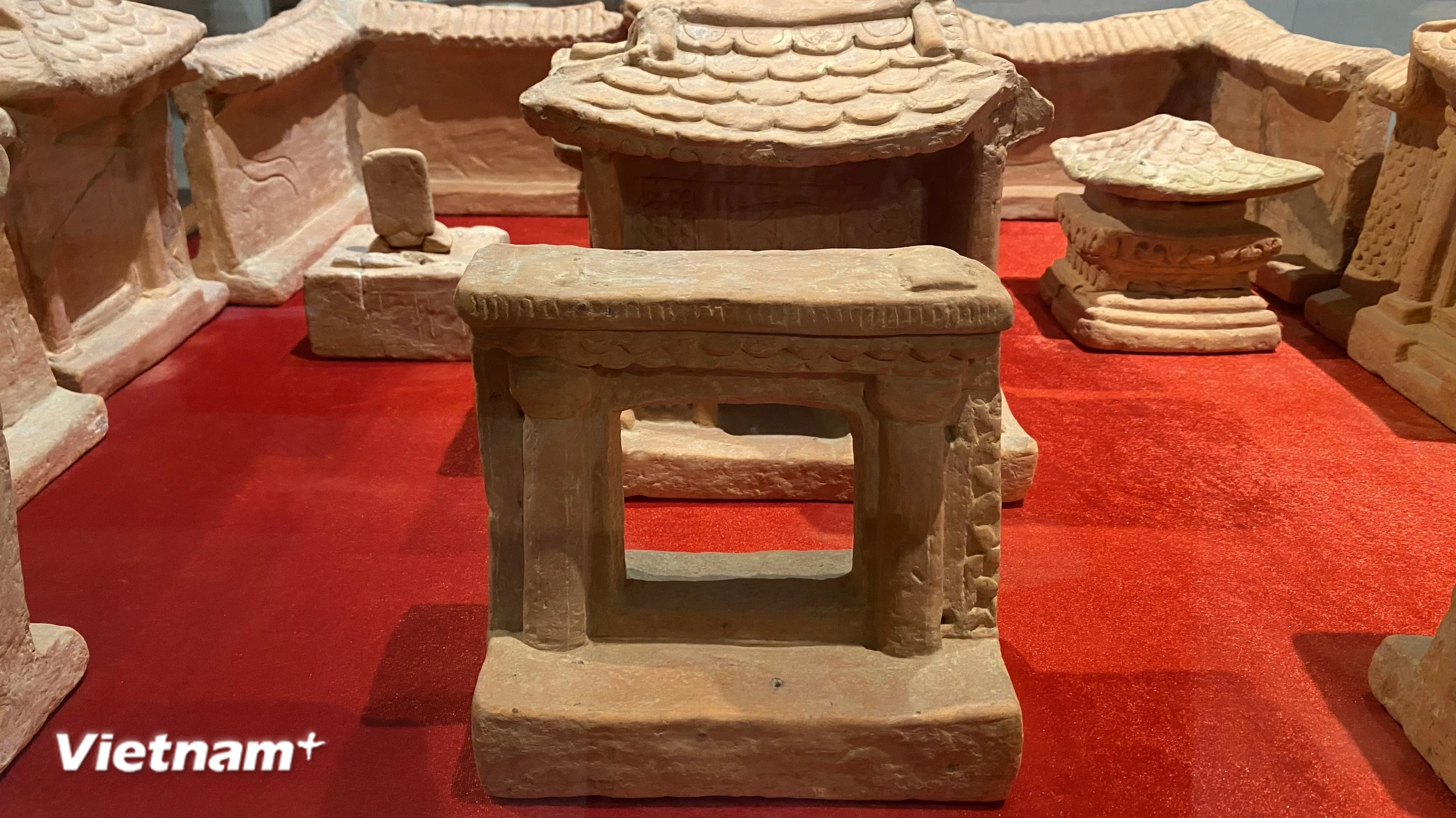 Mô hình nhà thời Trần - Bảo vật quý hiếm về kiến trúc của người xưa ảnh 1