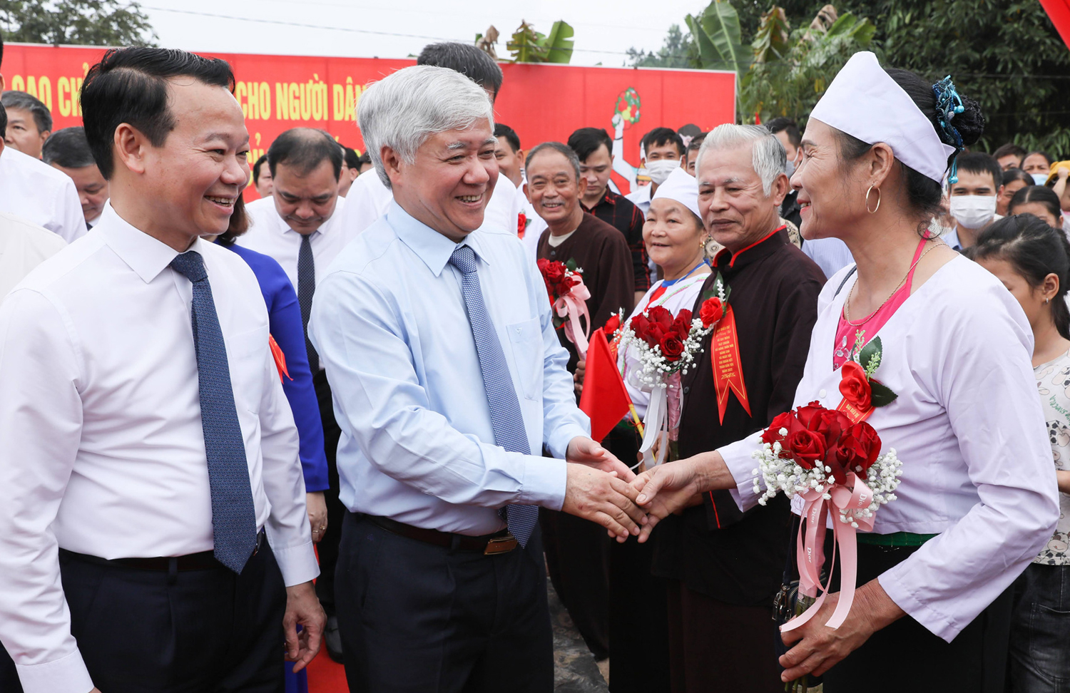 Bí thư Trung ương Đảng, Chủ tịch Ủy ban Trung ương Mặt trận Tổ quốc Việt Nam Đỗ Văn Chiến dự Lễ công bố xã Quy Mông, huyện Trấn Yên, tỉnh Yên Bái đạt chuẩn nông thôn mới nâng cao và chung vui Ngày hội Đại đoàn kết với đồng bào các dân tộc xã Quy Mông. (Nguồn: daidoanket)