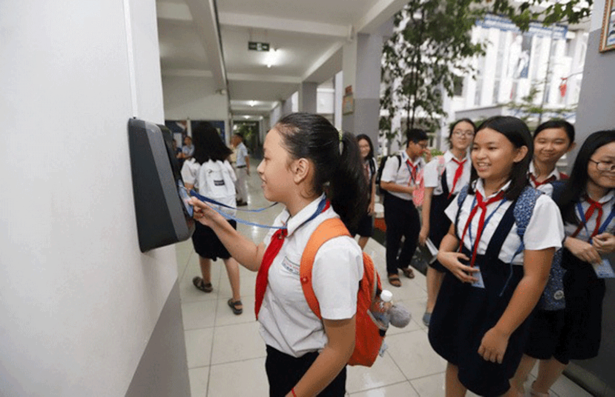 Học sinh Trường Trung học Cơ sở Nguyễn Gia Thiều điểm danh bằng thẻ học đường thông minh. (Nguồn: doimoisangtao.vn) 