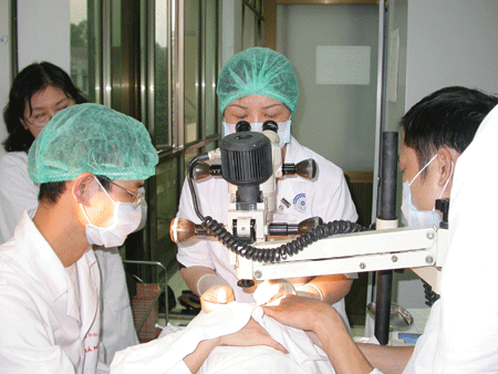 Dùng công nghệ tế bào gốc điều trị cho tổn thương bề mặt mắt
