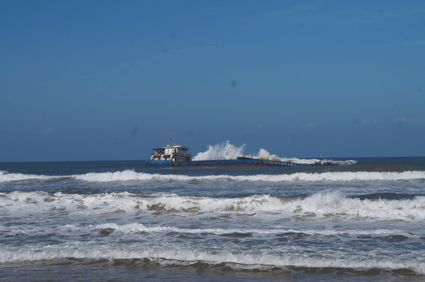 Thừa Thiên-Huế: Tàu hàng gặp nạn, lượng lớn than cám trôi vào bờ