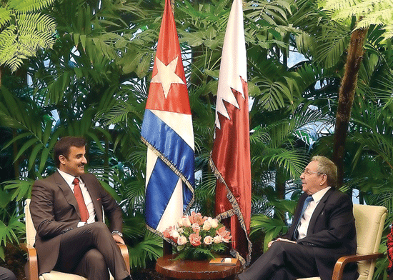 Chủ tịch Cuba Raul Castro (phải) đã có buổi hội đàm cùng Quốc vương Qatar Tamim bin Hamad Al-Thani. (Nguồn: thepeninsulaqatar.com)