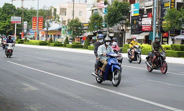Người dân thành phố Cần Thơ đeo khẩu trang khi tham gia giao thông. (Nguồn: Báo Cần Thơ) 