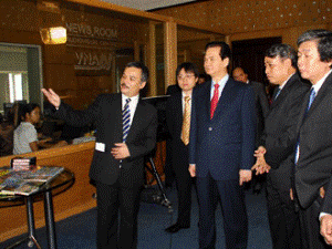 Thủ tướng Nguyễn Tấn Dũng đến thăm trung tâm nghe nhìn TTXVN, tiền thân của Trung tâm truyền hình TTXVN (Nguồn: TTXVN).