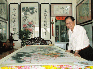 Trương Hán Minh và bức "Phú quý trường xuân". (Ảnh: TT&VH)