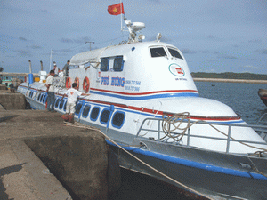 Tàu Trung tốc Phú Hưng tại Cảng Phú Quý. (Nguồn: baobinhthuan.com.vn)