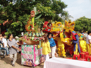 Lễ rước trái cây trong Lễ hội sông nước miệt vườn cồn Mỹ Phước. (Nguồn: dulichsoctrang.org)