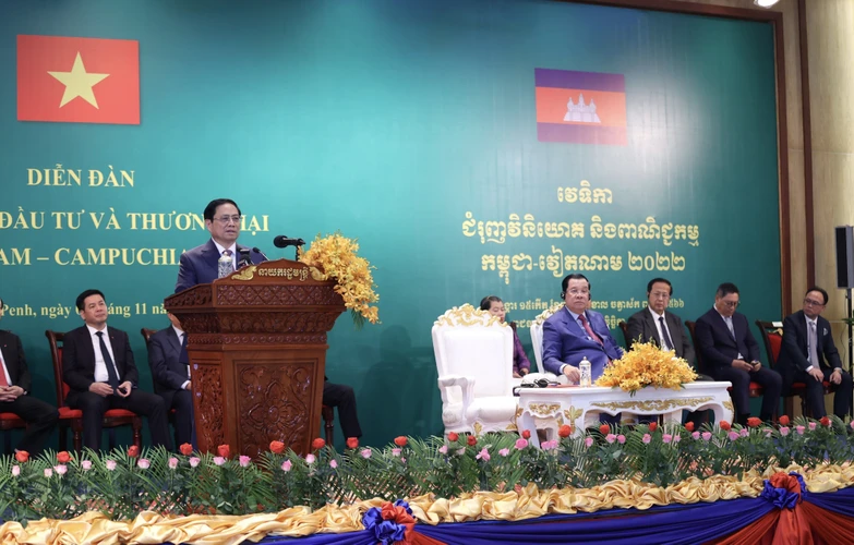 Chiều 8/11, tại thủ đô Phnom Penh, Campuchia, Thủ tướng Phạm Minh Chính và Thủ tướng Campuchia Samdech Techo Hun Sen dự Diễn đàn Xúc tiến Đầu tư và thương mại Việt Nam-Campuchia.