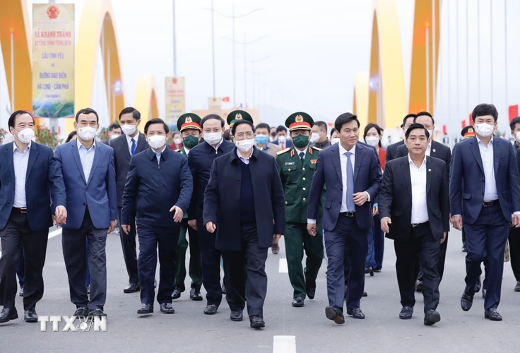 Thủ tướng Phạm Minh Chính và các đại biểu tham quan cầu Cửa Lục 1 (cầu Tình yêu). (Ảnh: Dương Giang/TTXVN)