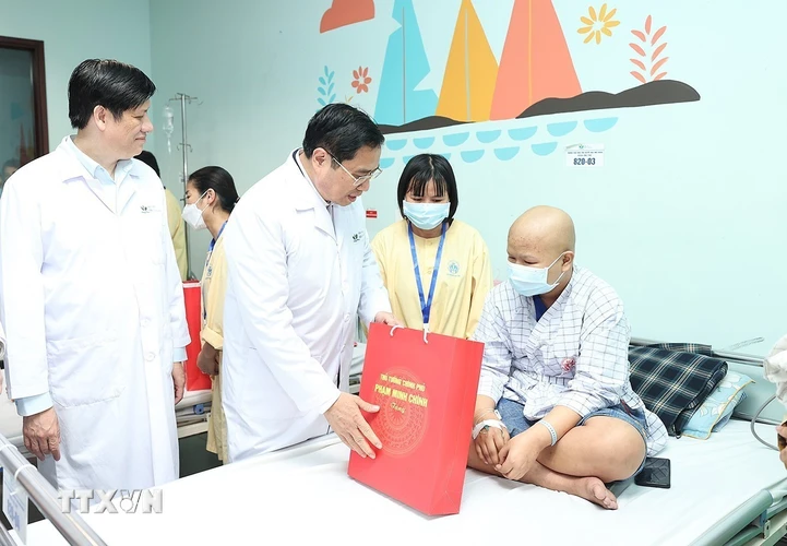 Thủ tướng Phạm Minh Chính thăm và tặng quà cho các bệnh nhi đang điều trị tại Bệnh viện Nhi Trung ương. (Ảnh: Dương Giang/TTXVN)