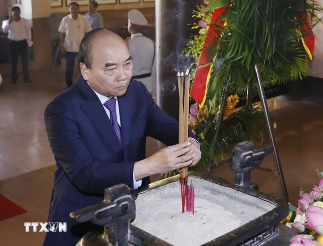 Chủ tịch nước Nguyễn Xuân Phúc dâng hương tại Khu văn hóa tưởng niệm Bác Hồ. (Ảnh: Thống Nhất/TTXVN)